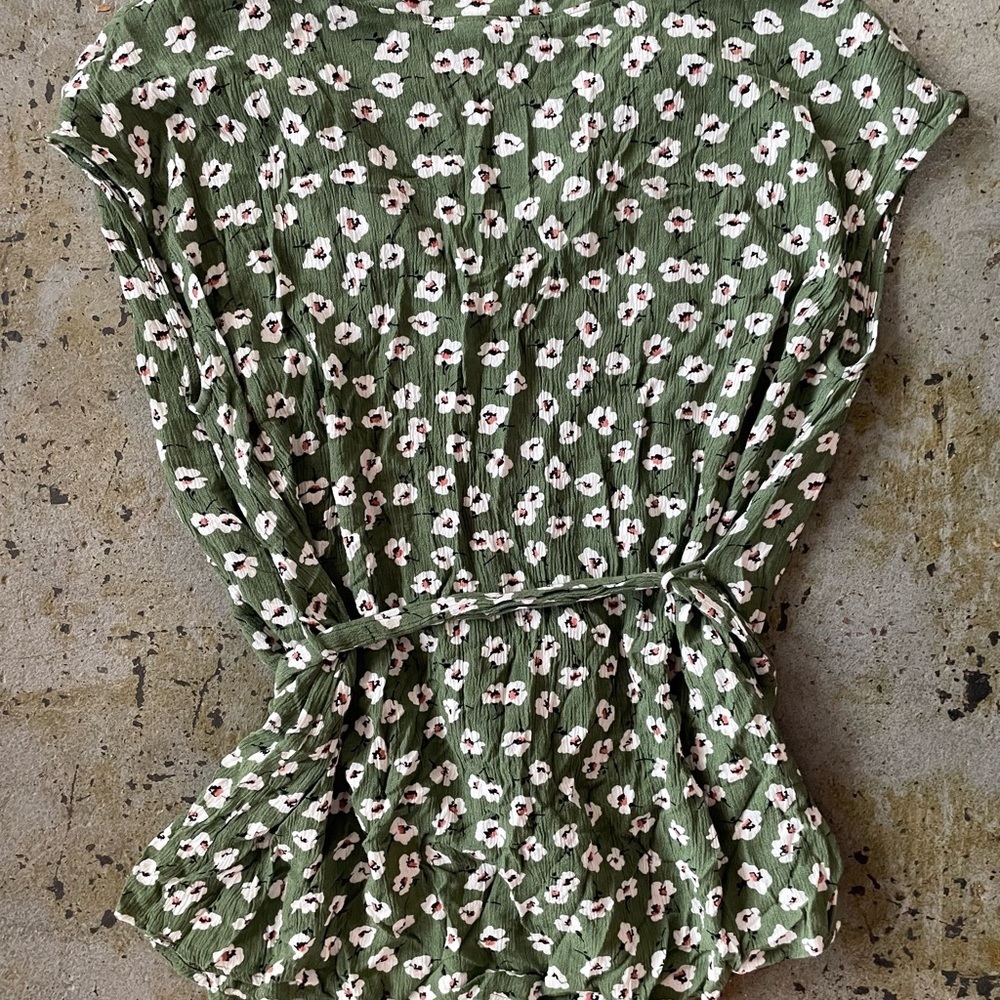 Kaileigh Green Sleeveless Tunic with Boho Floral Pattern and Tie Waist Sz Large - Picture 5 of 5